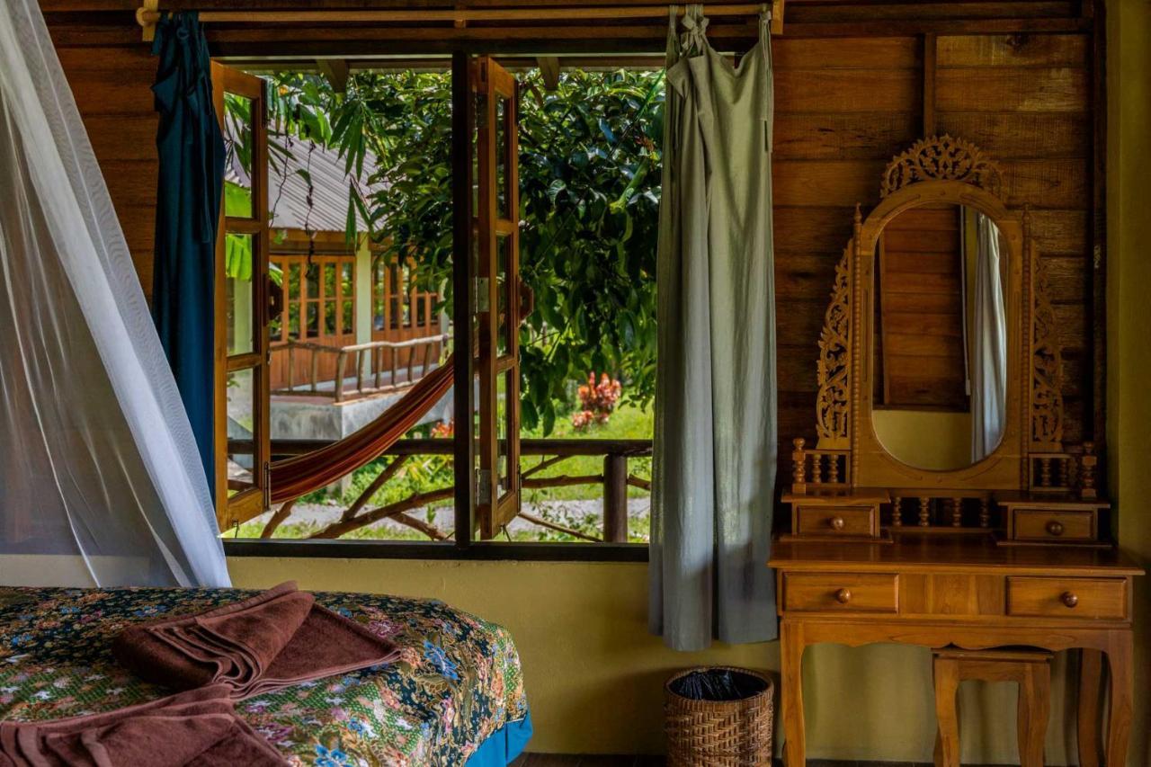Monkey Mansion - Jungalows & Tours Khao Sok National Park Экстерьер фото
